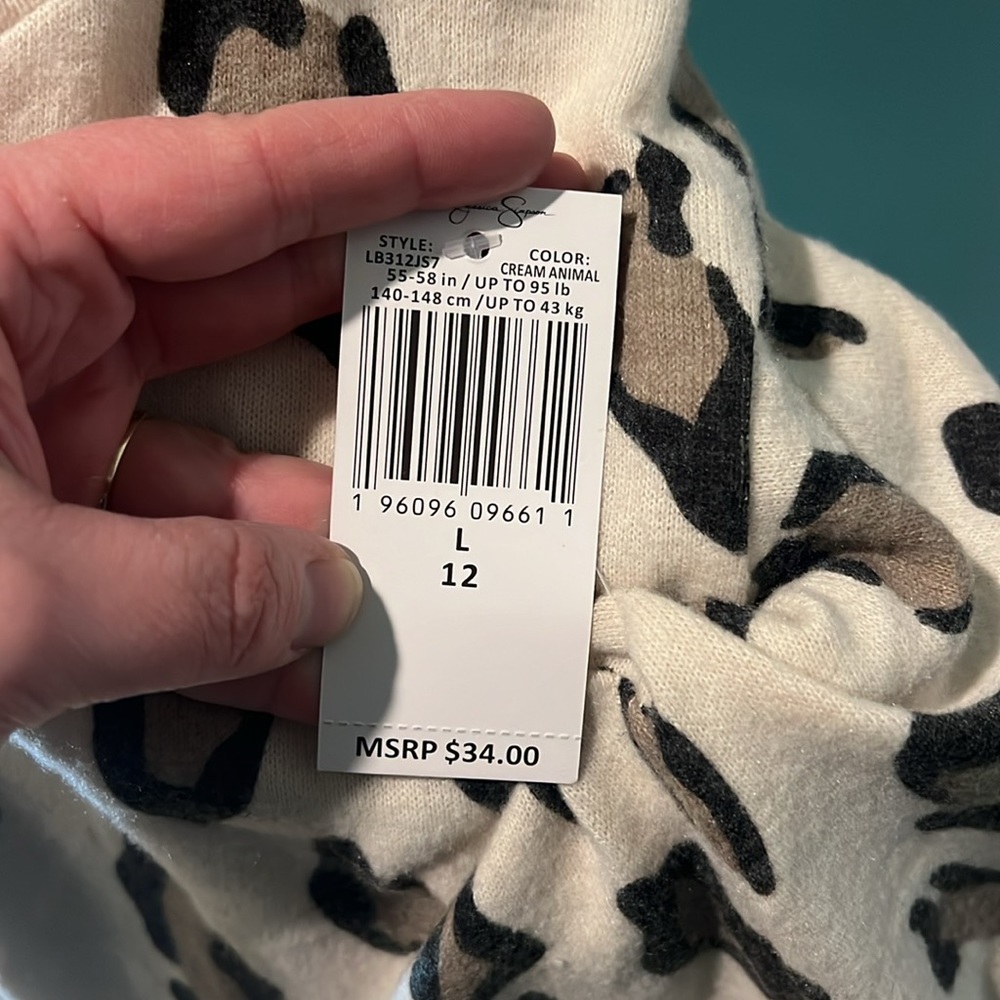 ❄️New with tag, Jessica Simpson cream animal print ruffle top.‎ Size large/12 - Picture 5 of 5